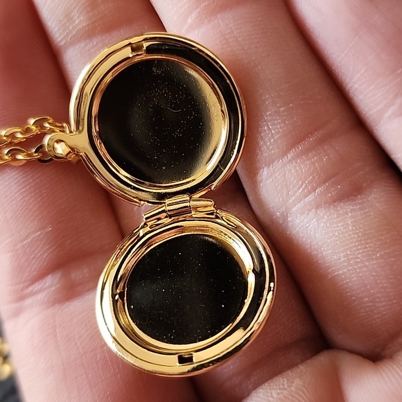 Elegant Avon Gold and Green Pendant Necklace - Picture 8 of 12